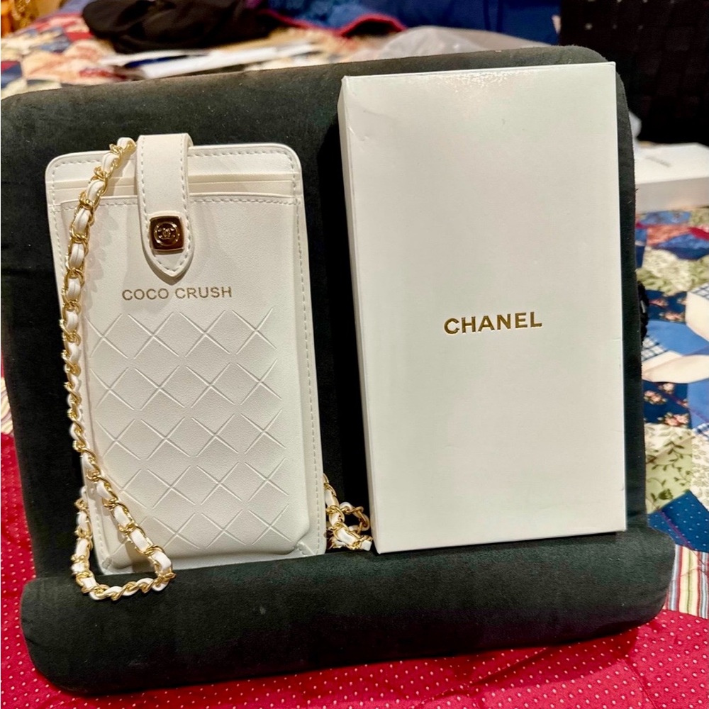 COCO Crush White
Quilted Card Wallet/Phone Holder NIB